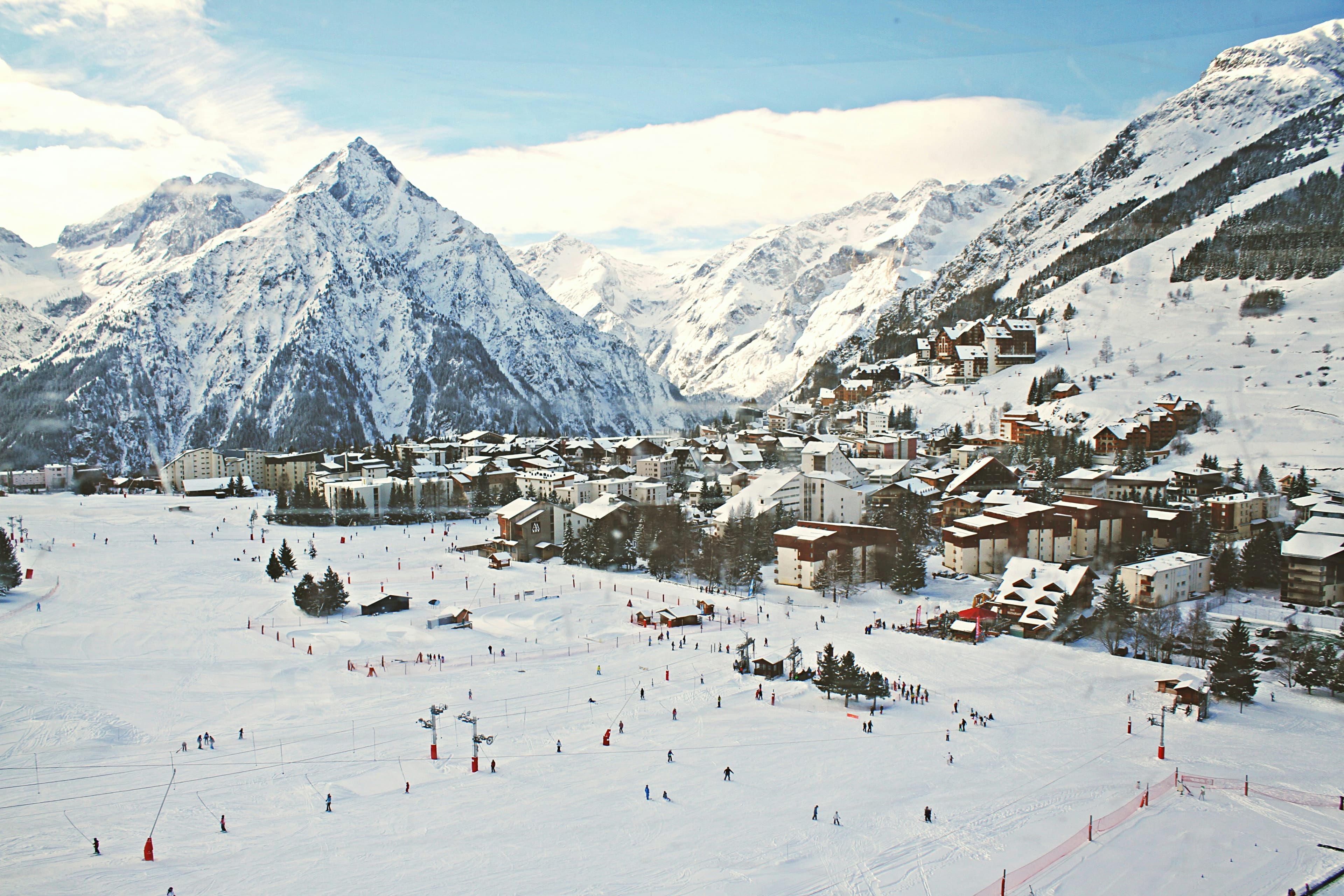 Het skidorp Les Deux Alpes aan de voet van besneeuwde pieken