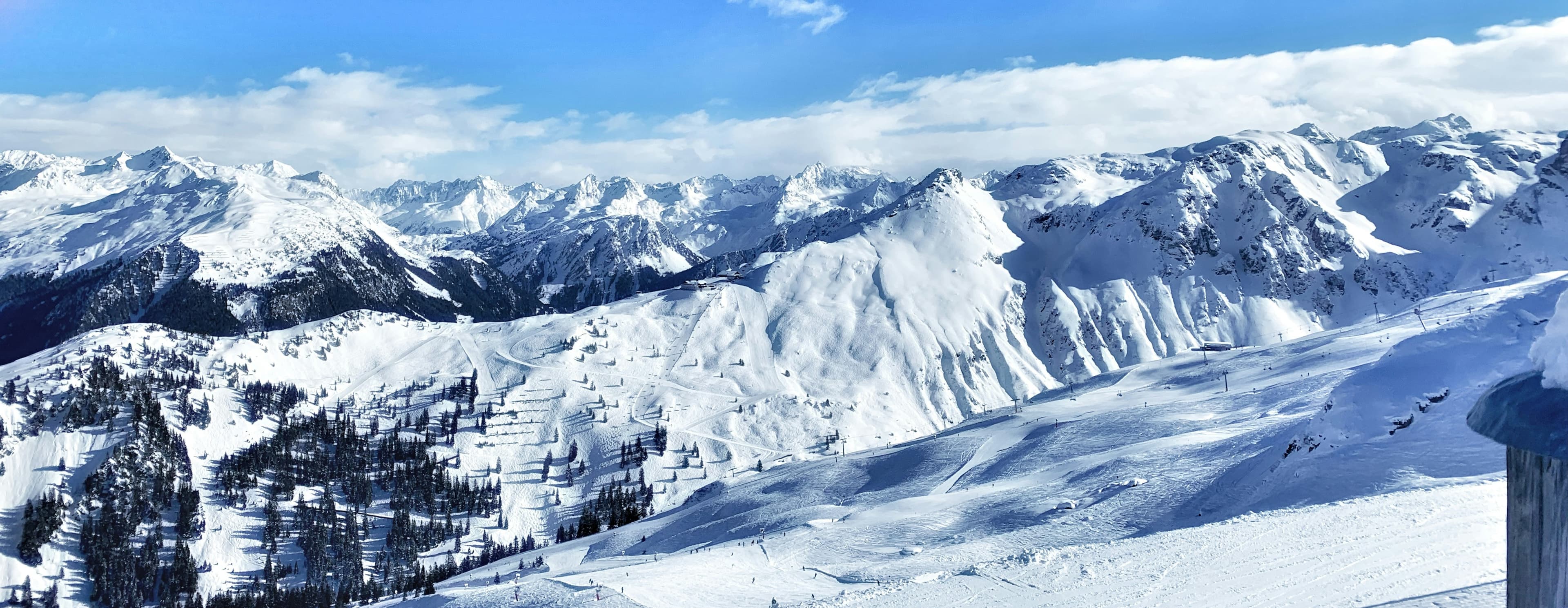Zonnig panorama over de besneeuwde bergen van het Montafon