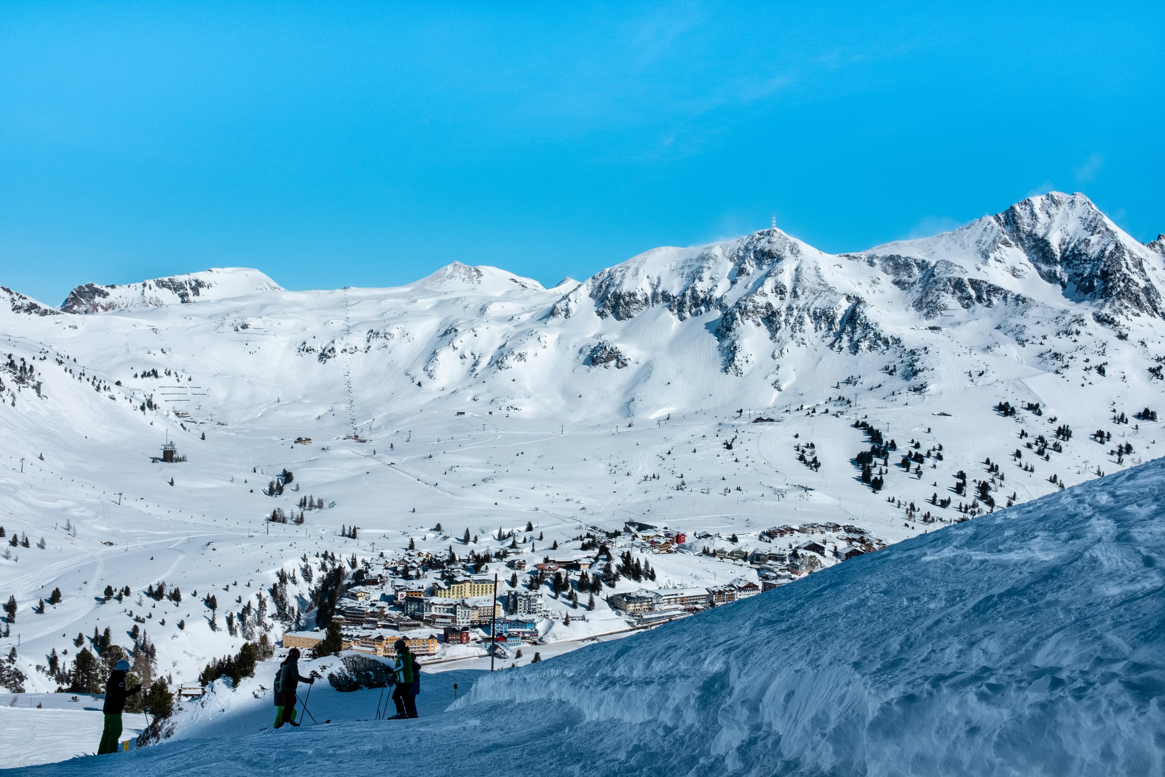 Zonnige pistes en bergtoppen in Obertauern
