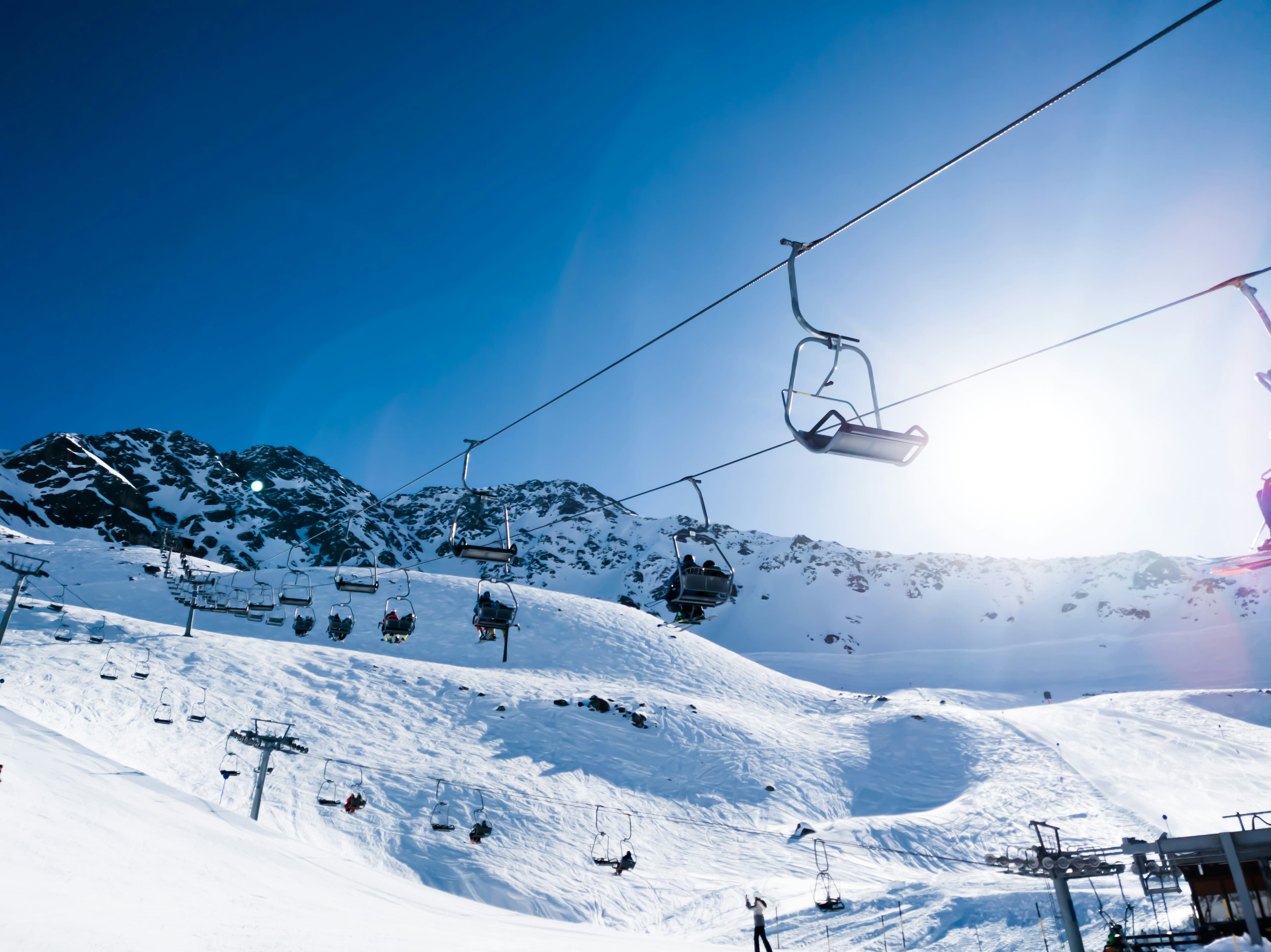 Stoeltjeslift in de zon boven de pistes van Flachau
