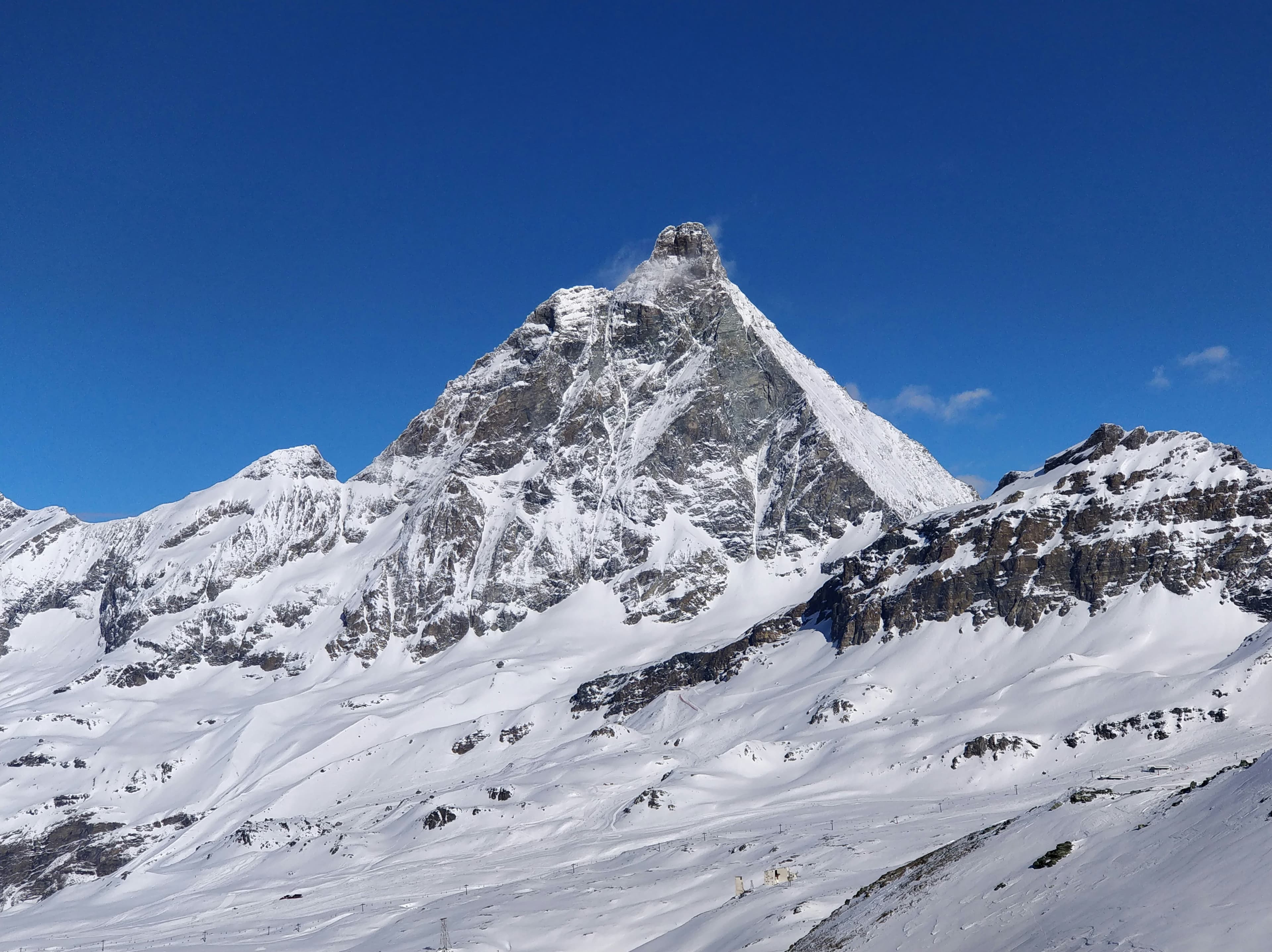 De Matterhorn (Cervino) boven de pistes van Breuil-Cervinia