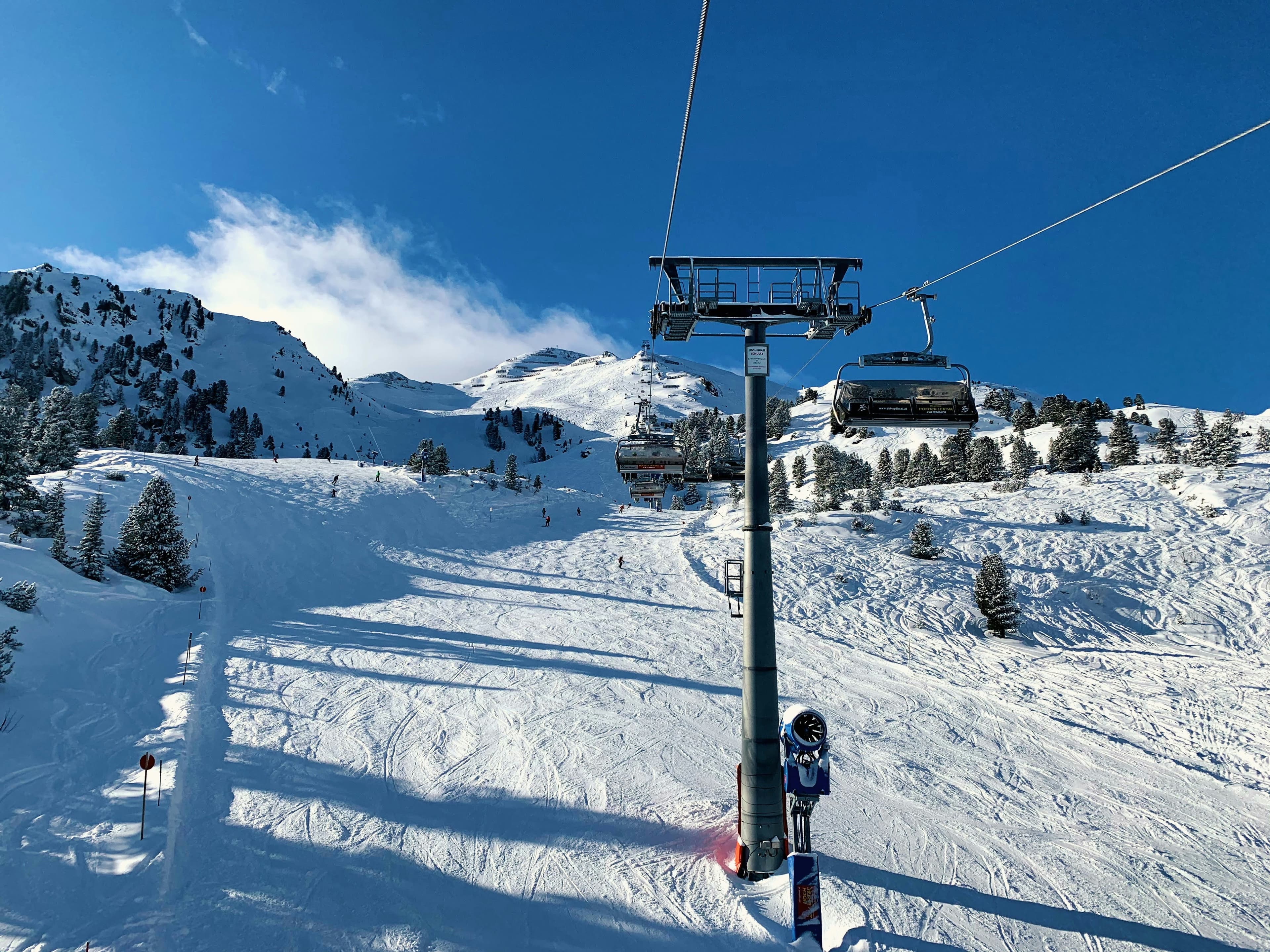 Stoeltjeslift boven een zonnige piste in de Zillertal