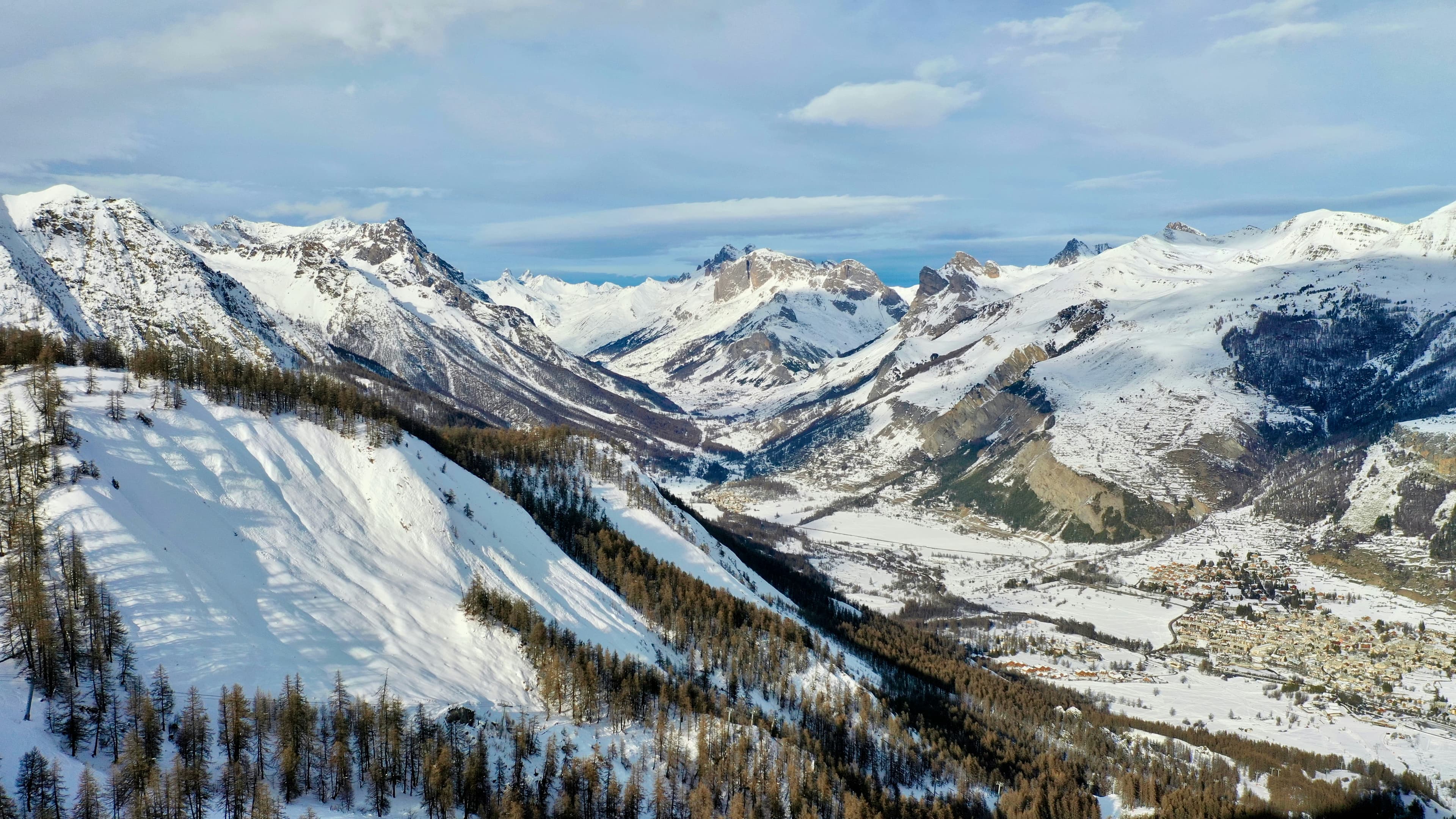 Zonnige sneeuwhellingen in de vallei van Serre Chevalier