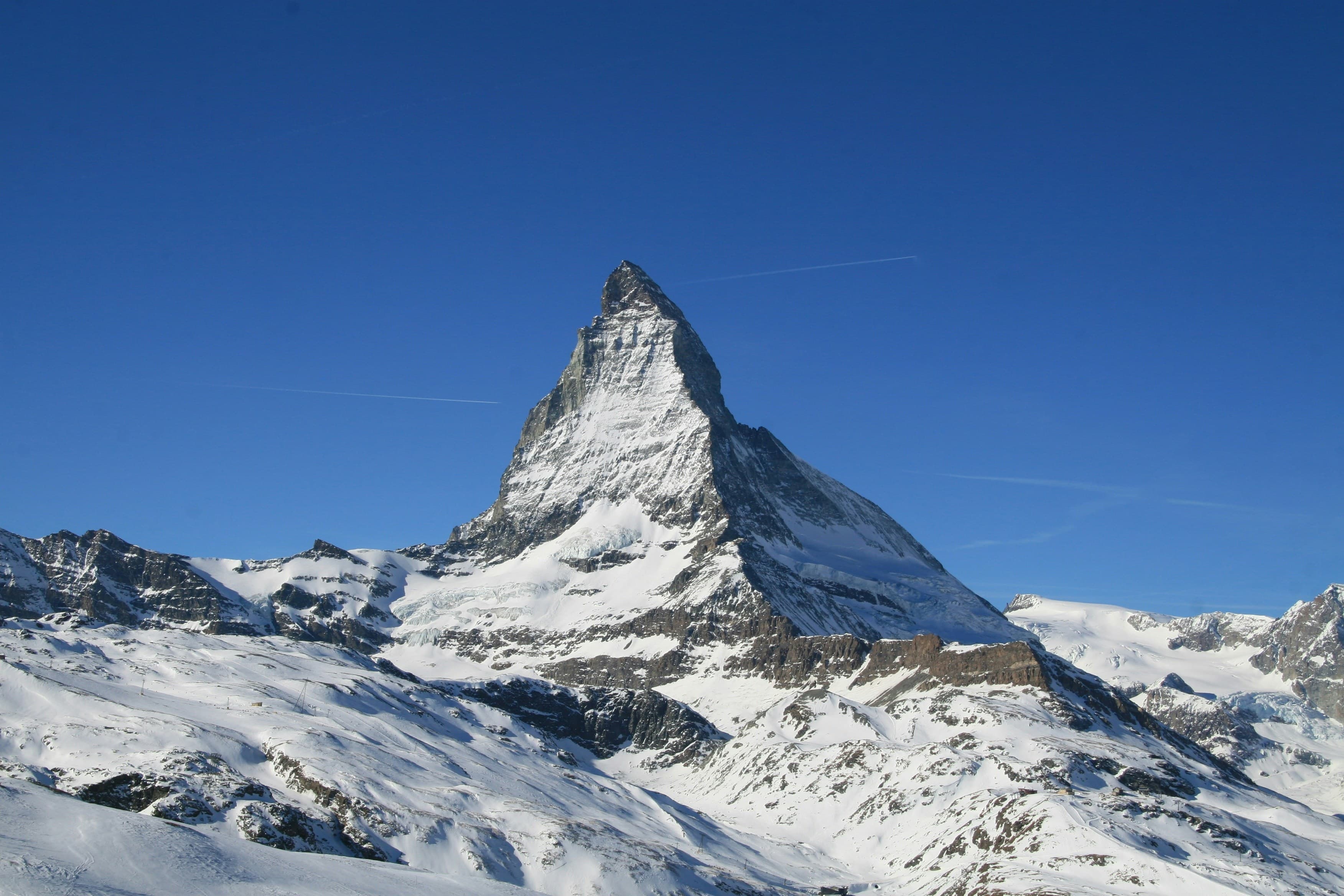 De Matterhorn onder een strakblauwe lucht boven Zermatt