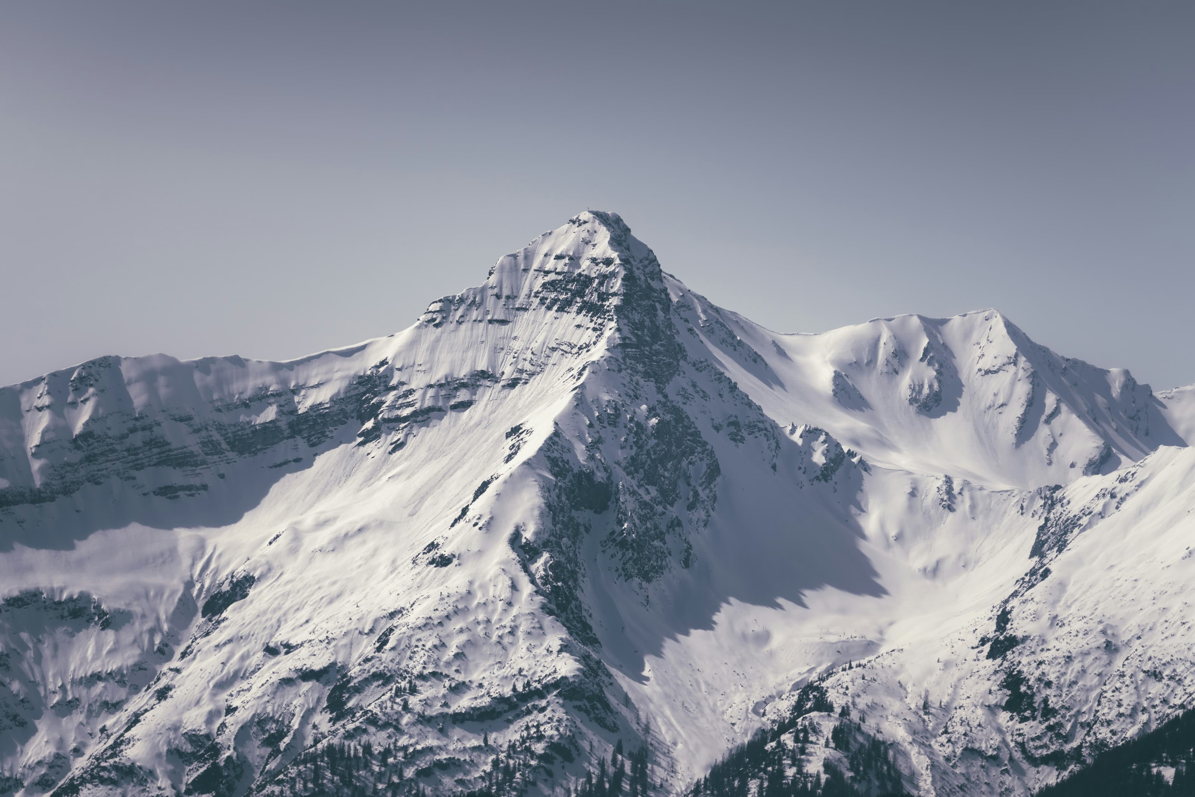 De besneeuwde Alpspitze boven Garmisch-Partenkirchen