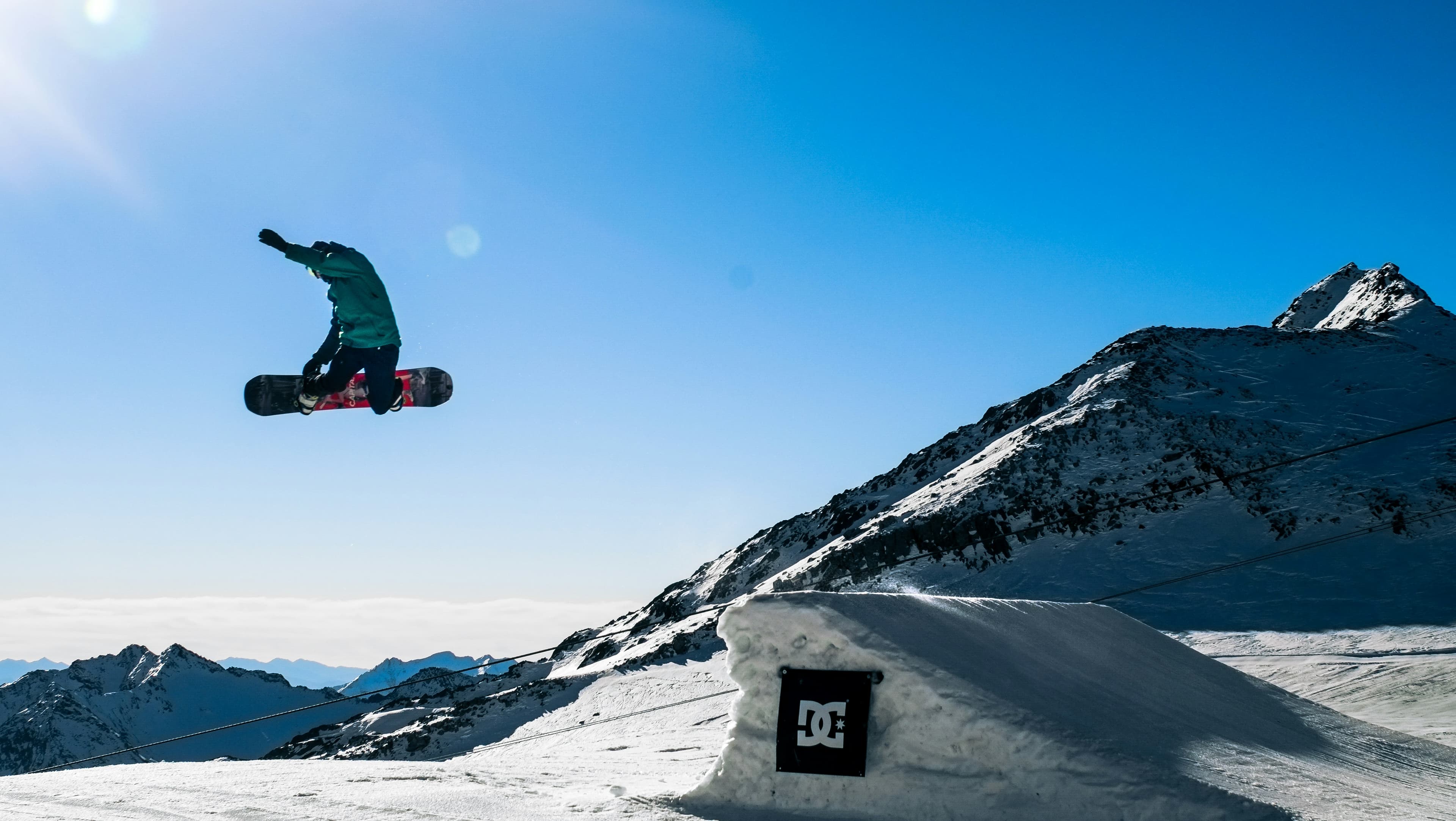 Snowboarder maakt een sprong in het snowpark op de Stubaier Gletscher