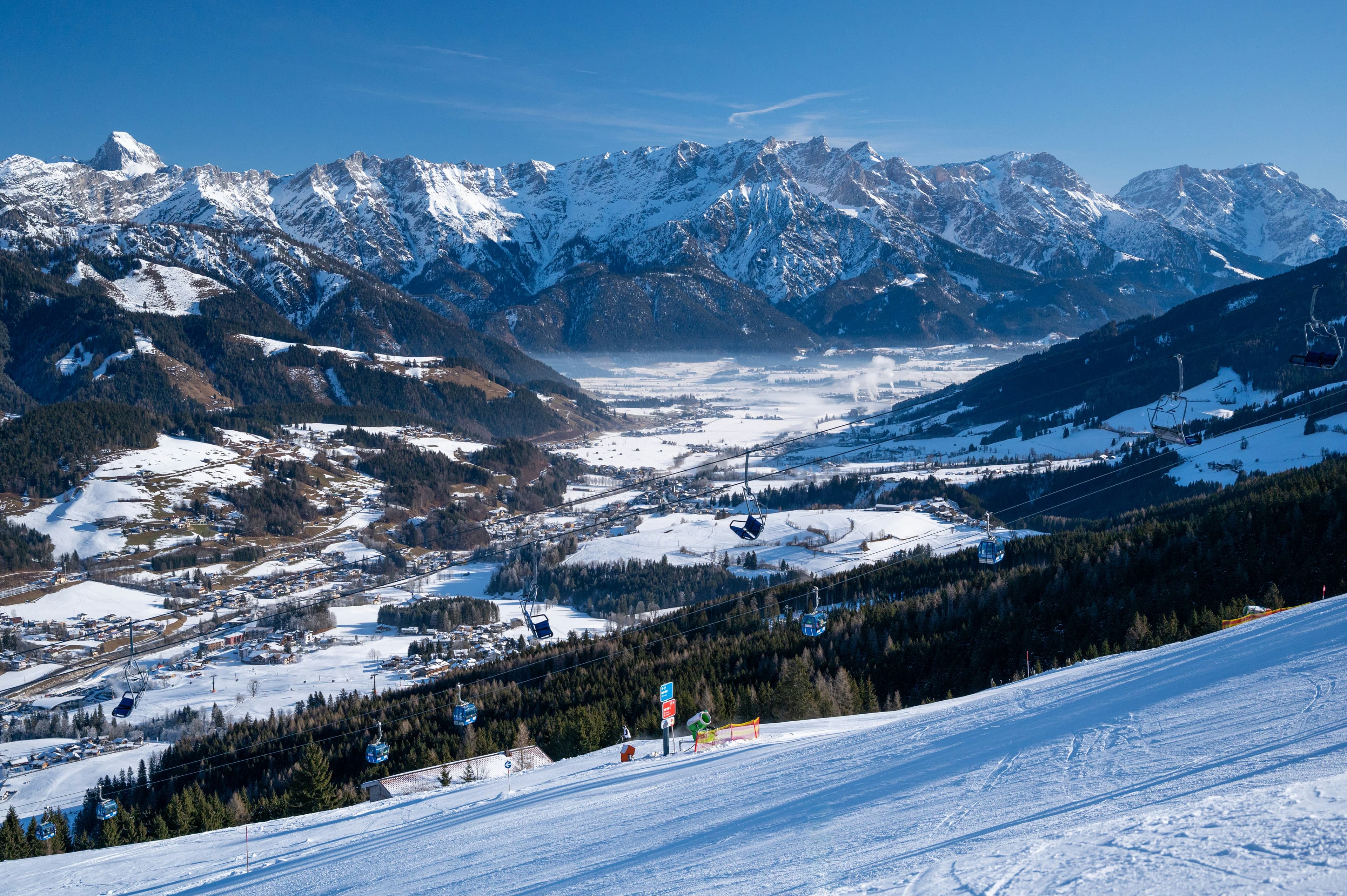 Zonnige piste met uitzicht over het dal van Saalbach Hinterglemm