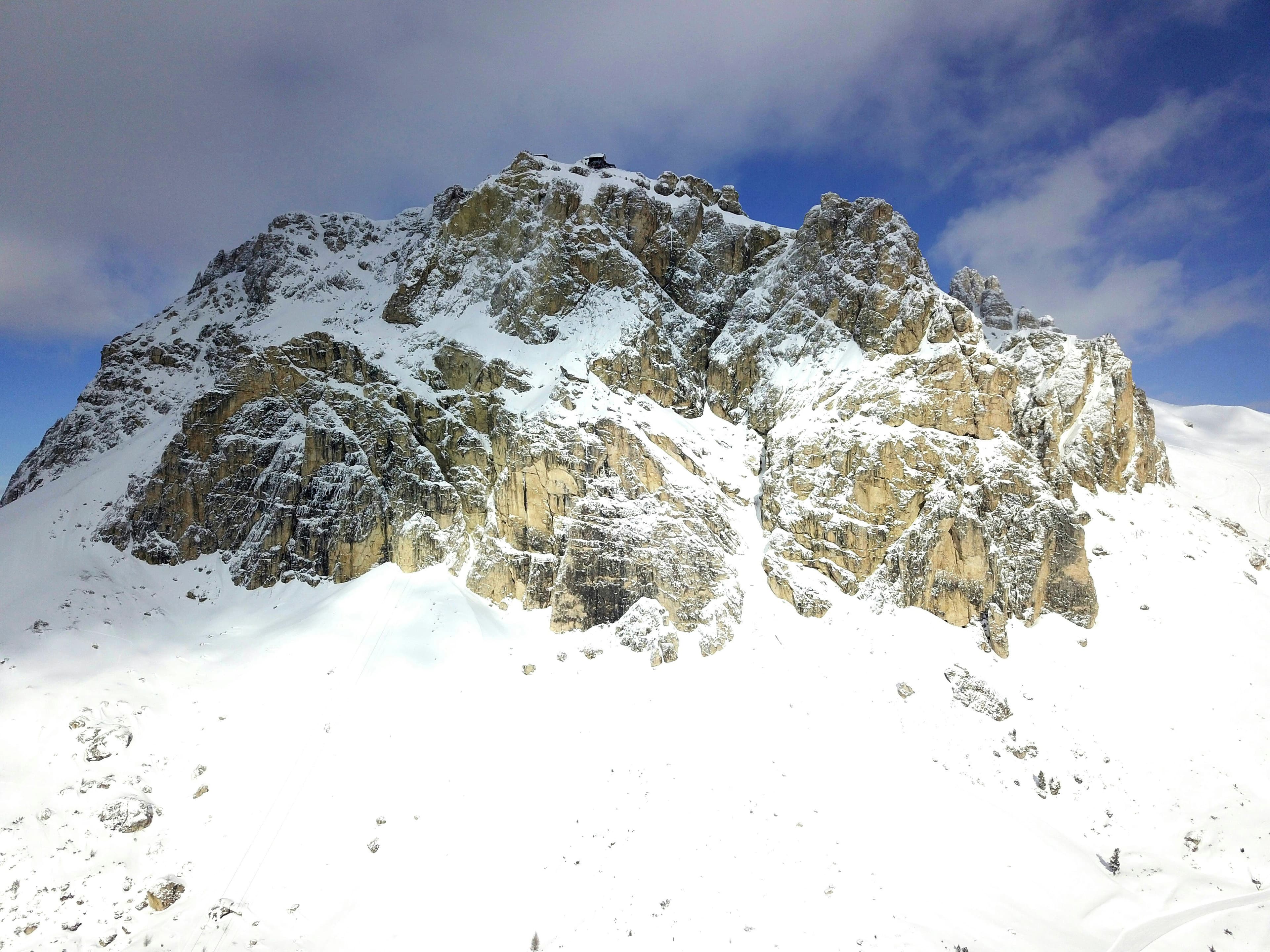 De Großglockner met verse sneeuw onder een blauwe lucht