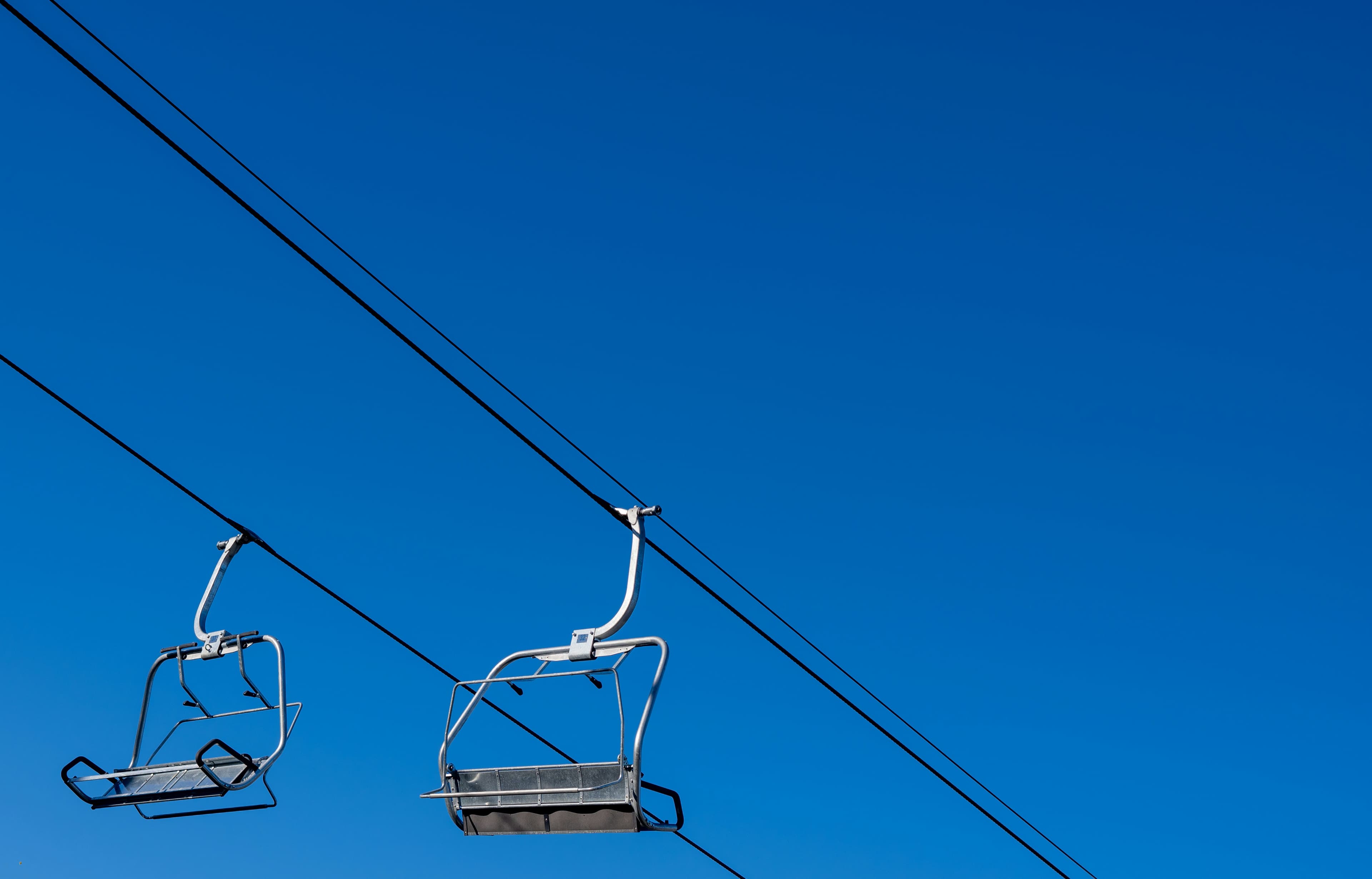 Lege stoeltjesliften tegen een strakblauwe lucht
