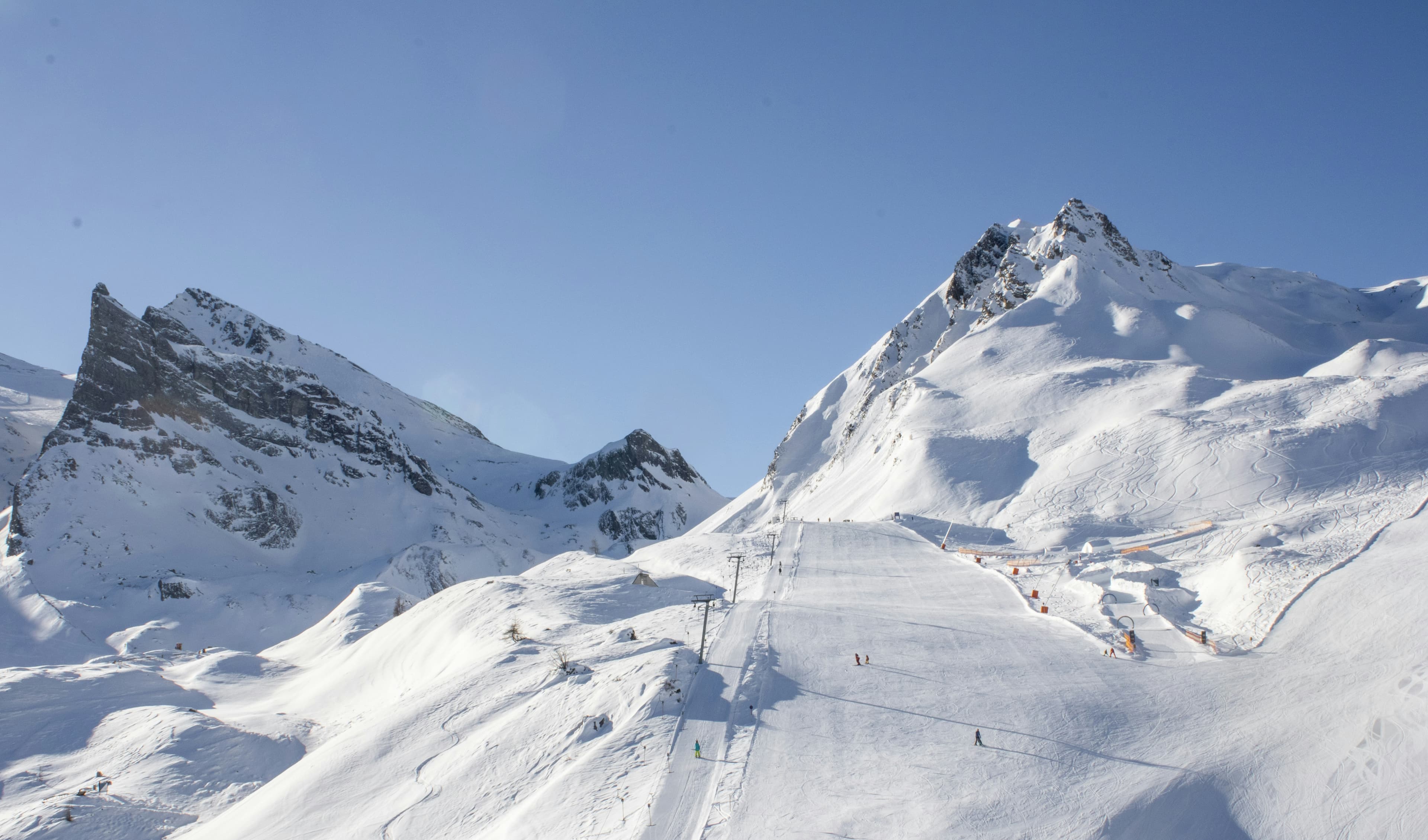 Zonnige gletsjer met skilift in Hintertux