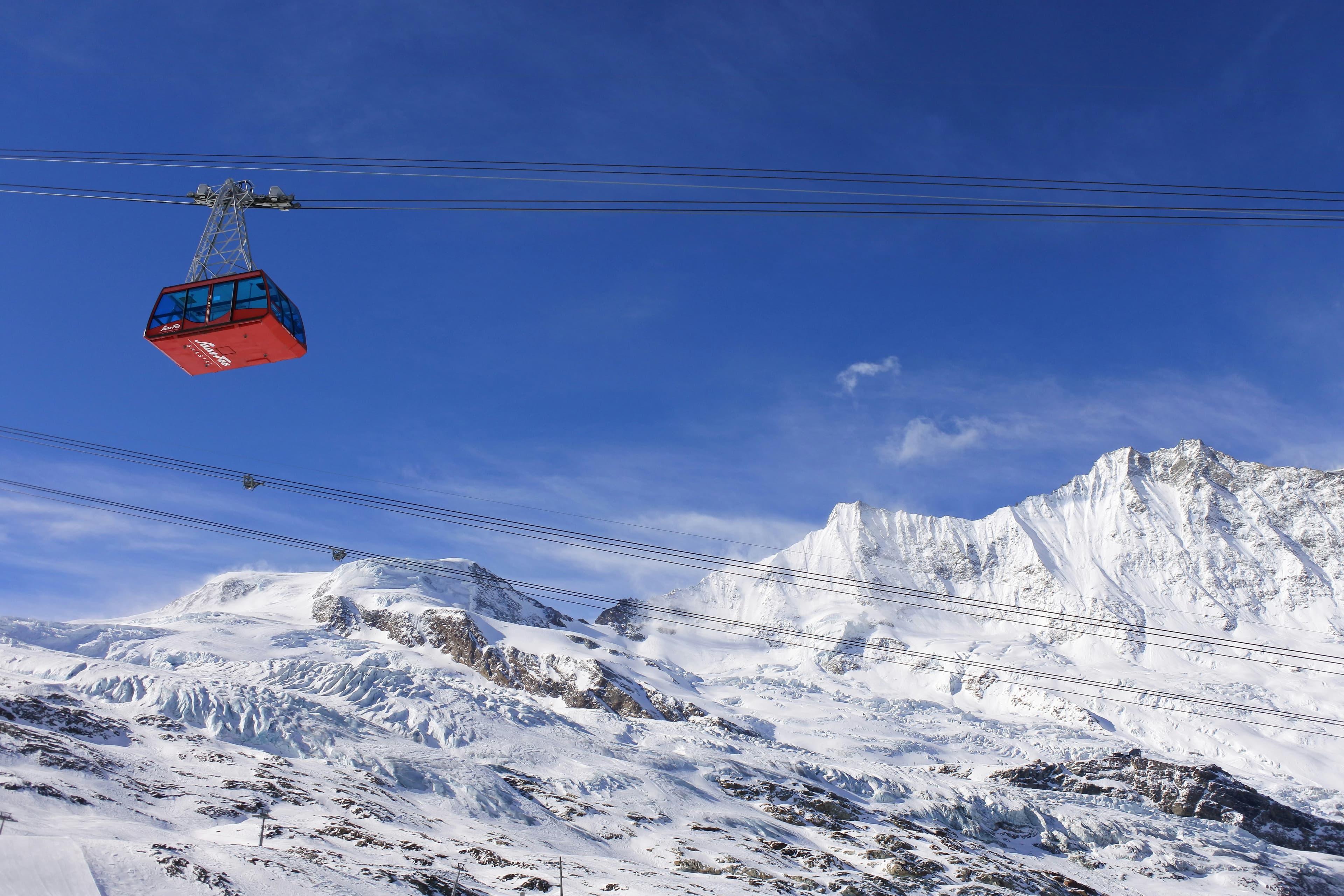 Rode gondel boven de gletsjers van Saas-Fee