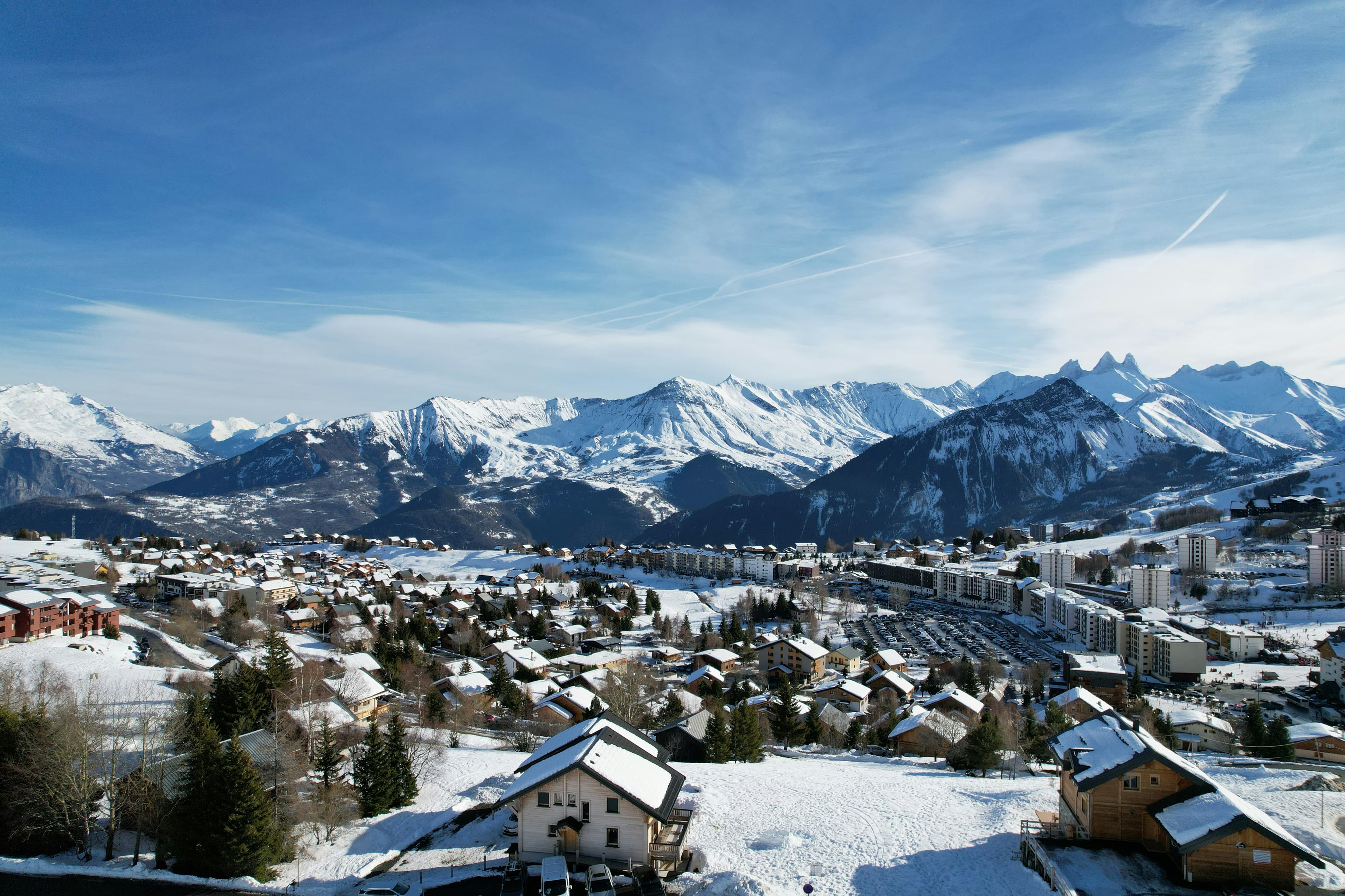 Besneeuwd skidorp La Toussuire met uitzicht op de Alpen