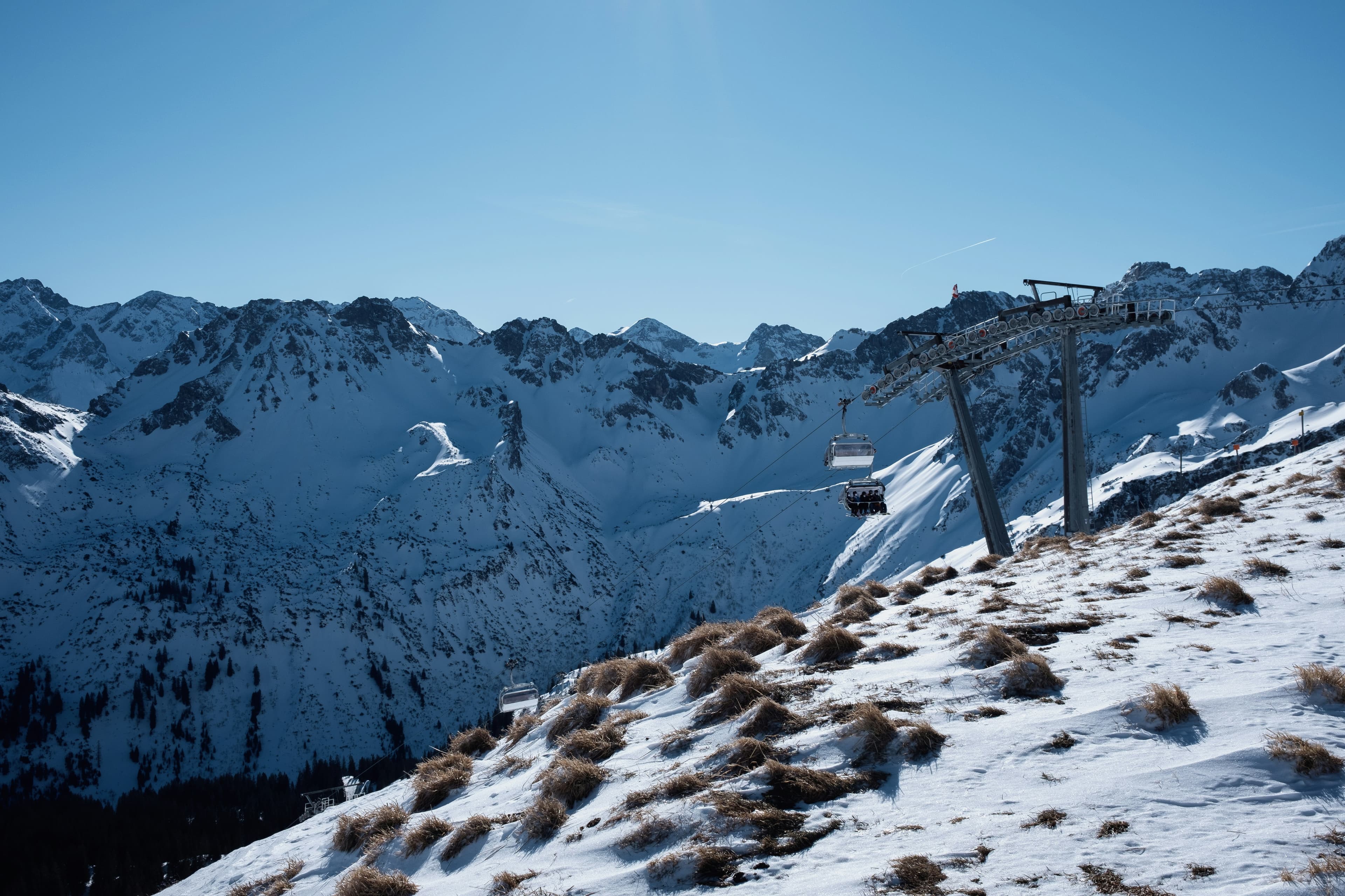 Skilift op een zonnige helling in de Allgäuer Alpen bij Oberstdorf