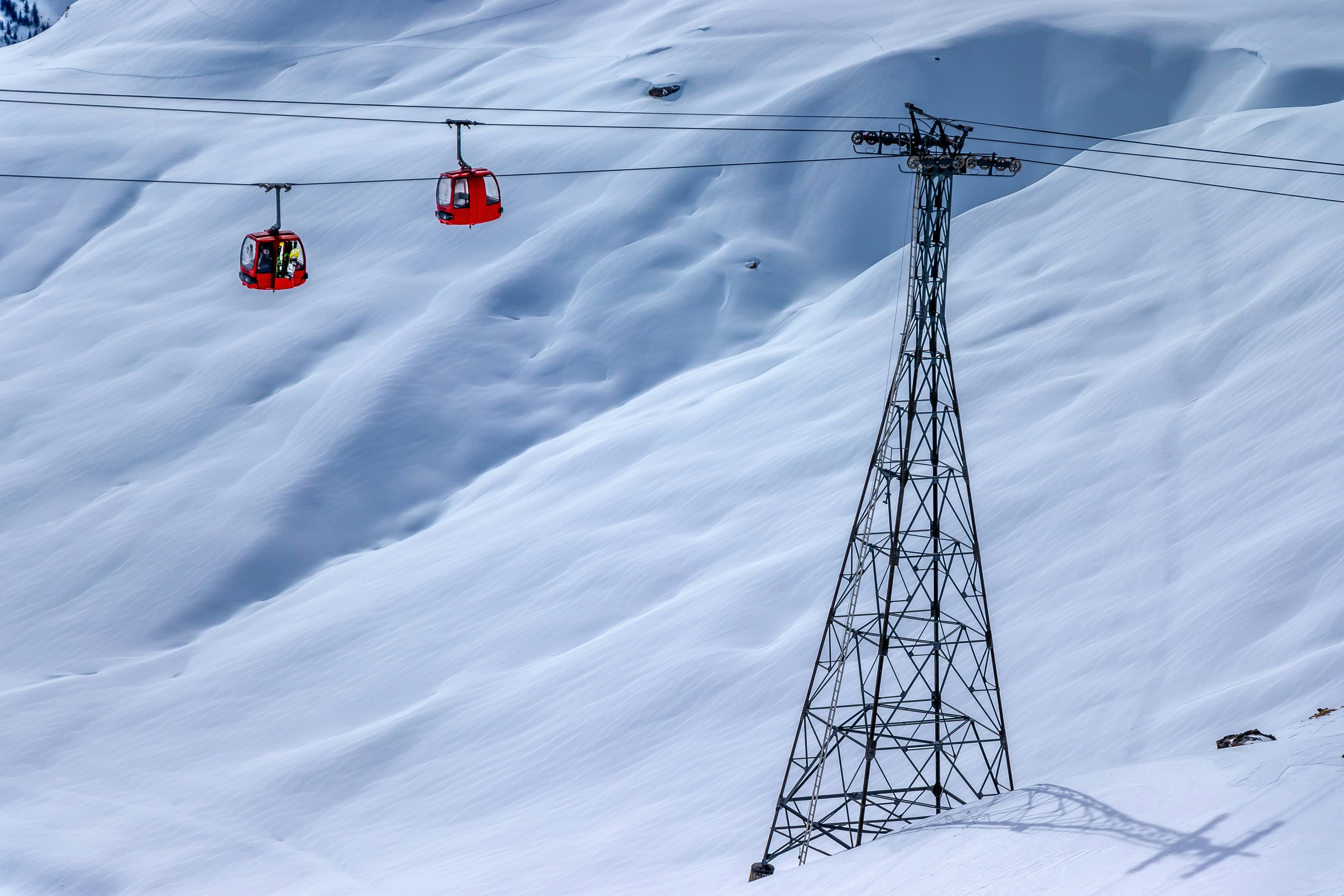 Rode gondels boven de besneeuwde hellingen van La Plagne