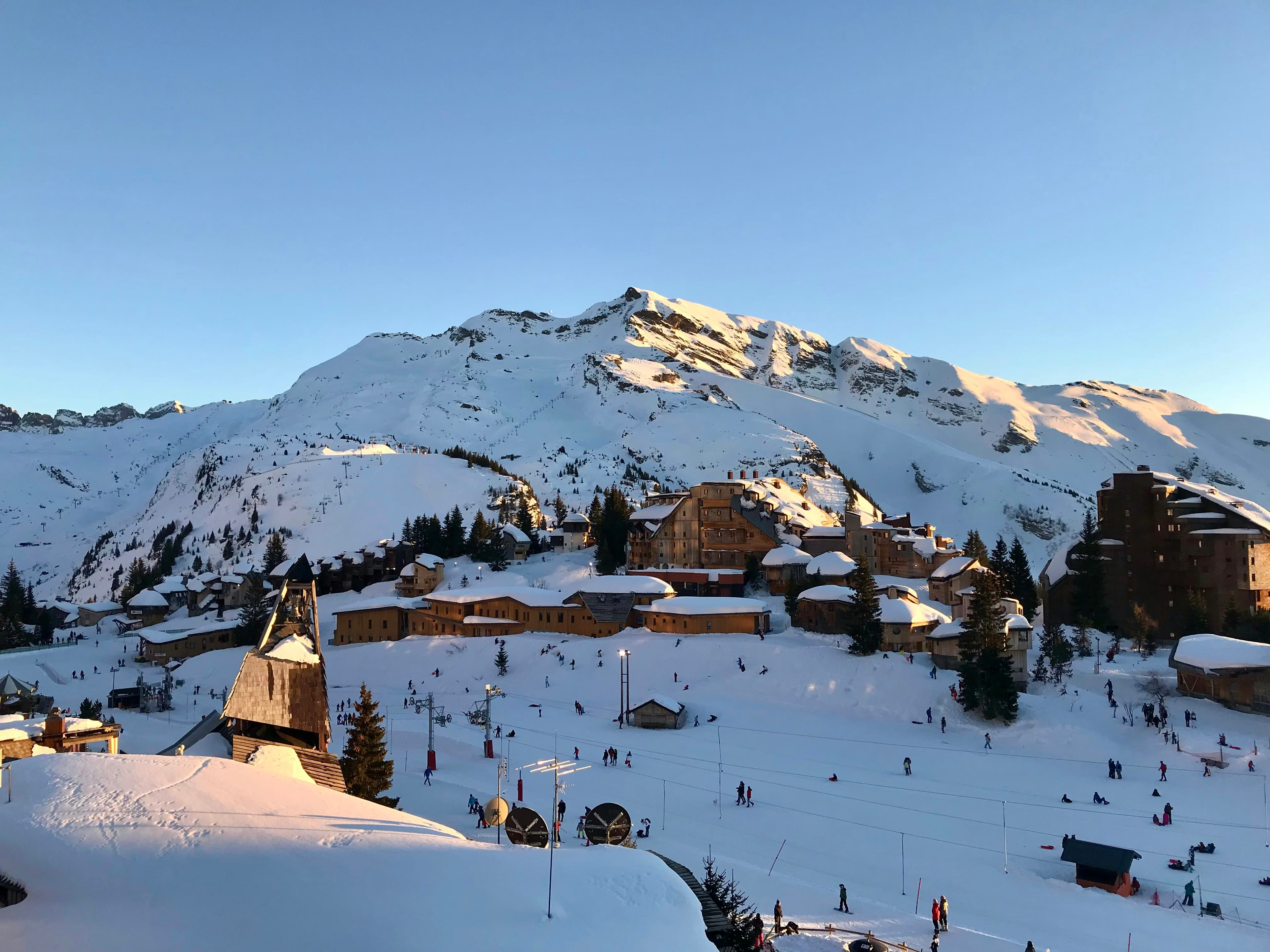 Het zonnige skidorp Avoriaz in de Portes du Soleil
