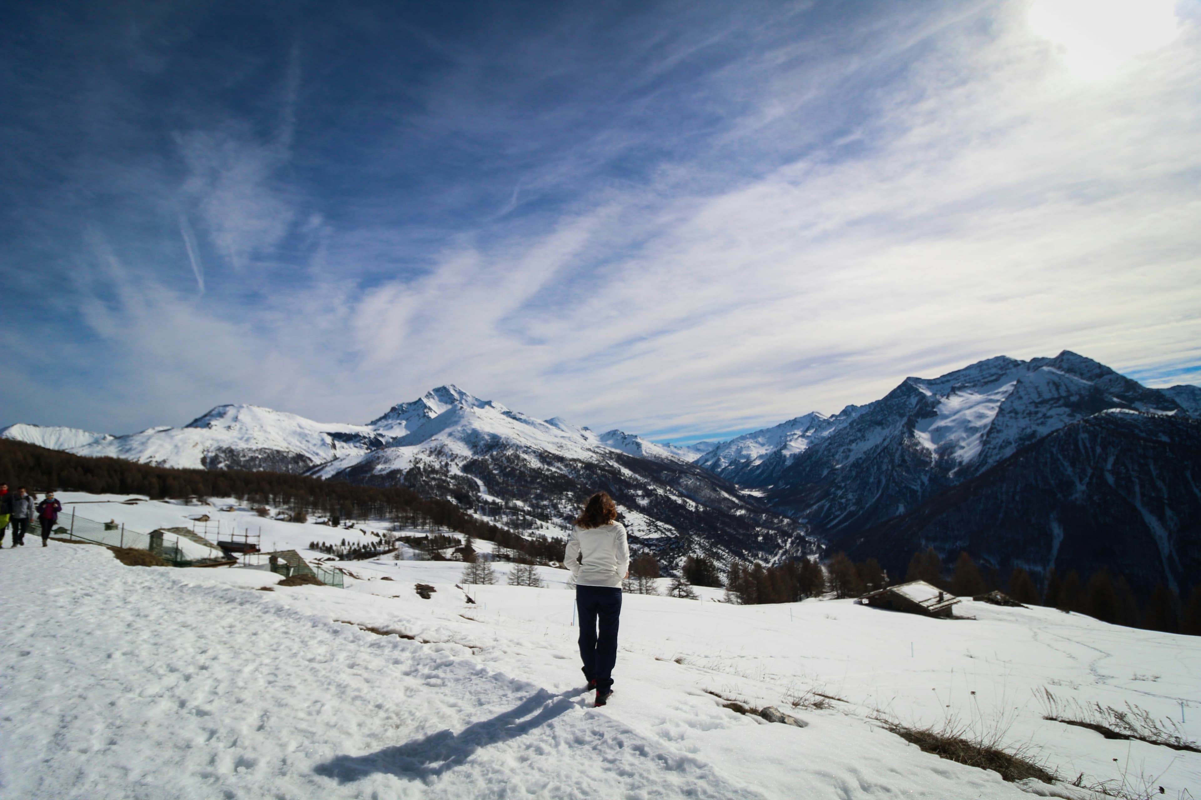 Skiester geniet van het zonnige uitzicht boven Sestriere
