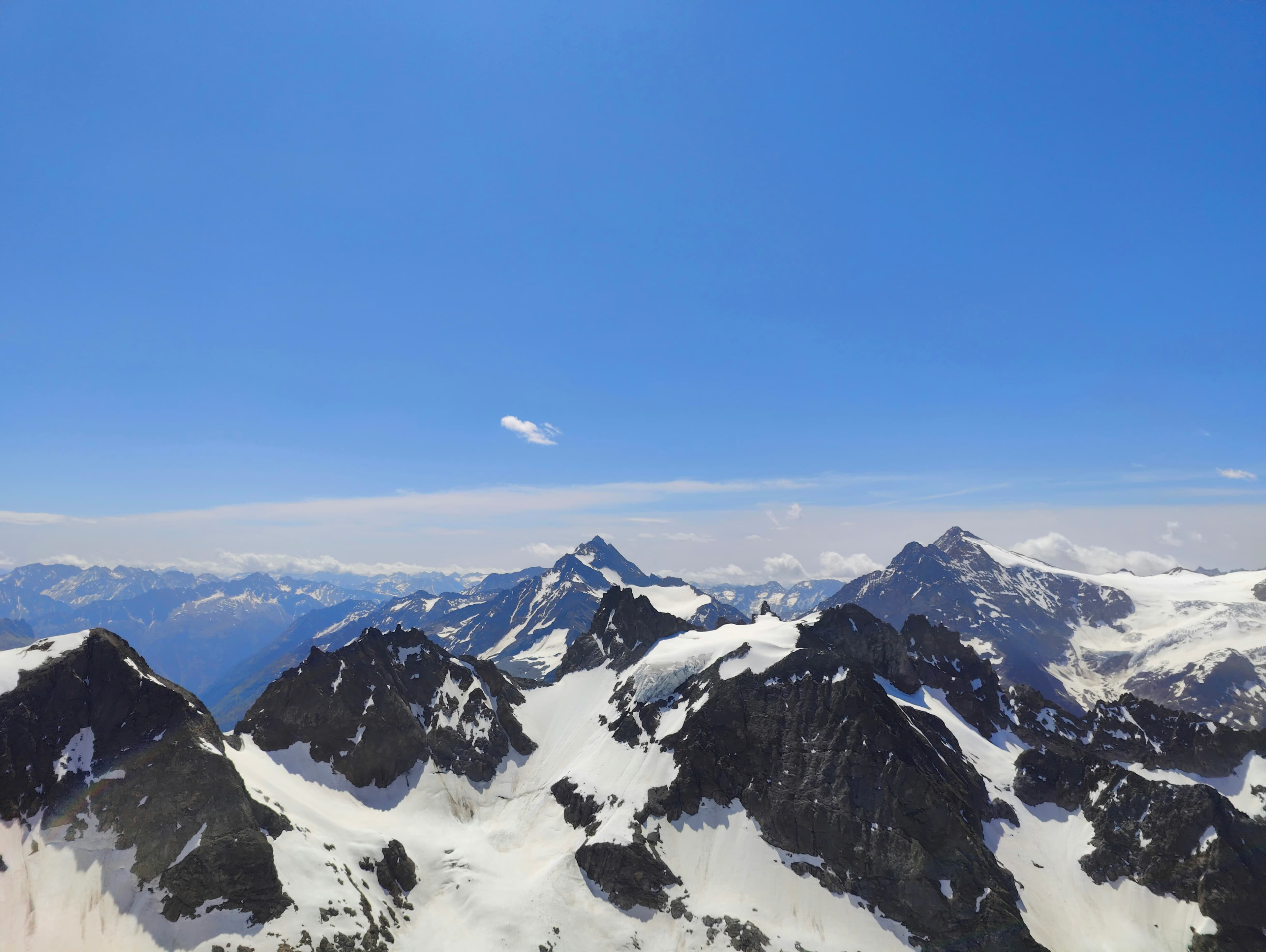 Besneeuwde bergtoppen onder een blauwe lucht rond de Titlis