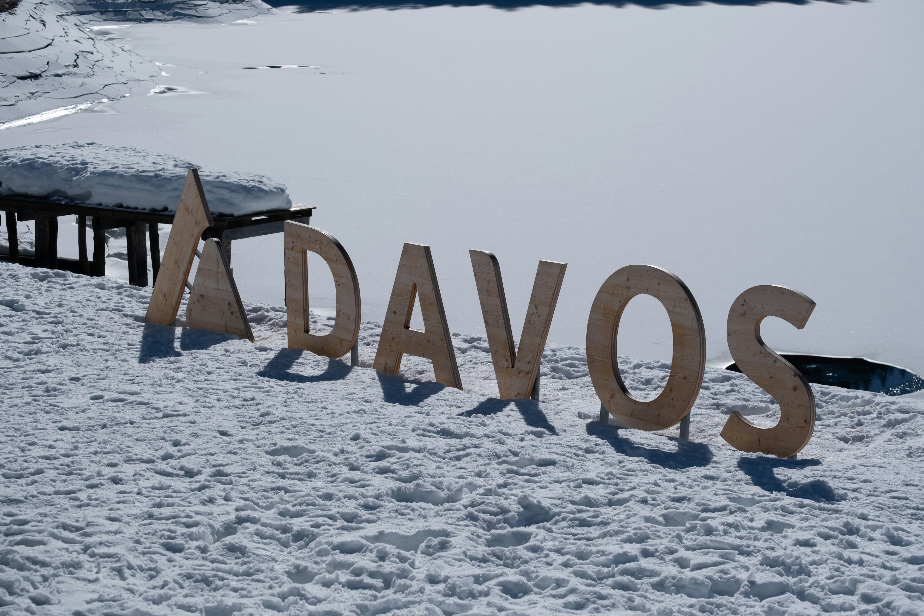 Houten Davos-letters in de verse sneeuw