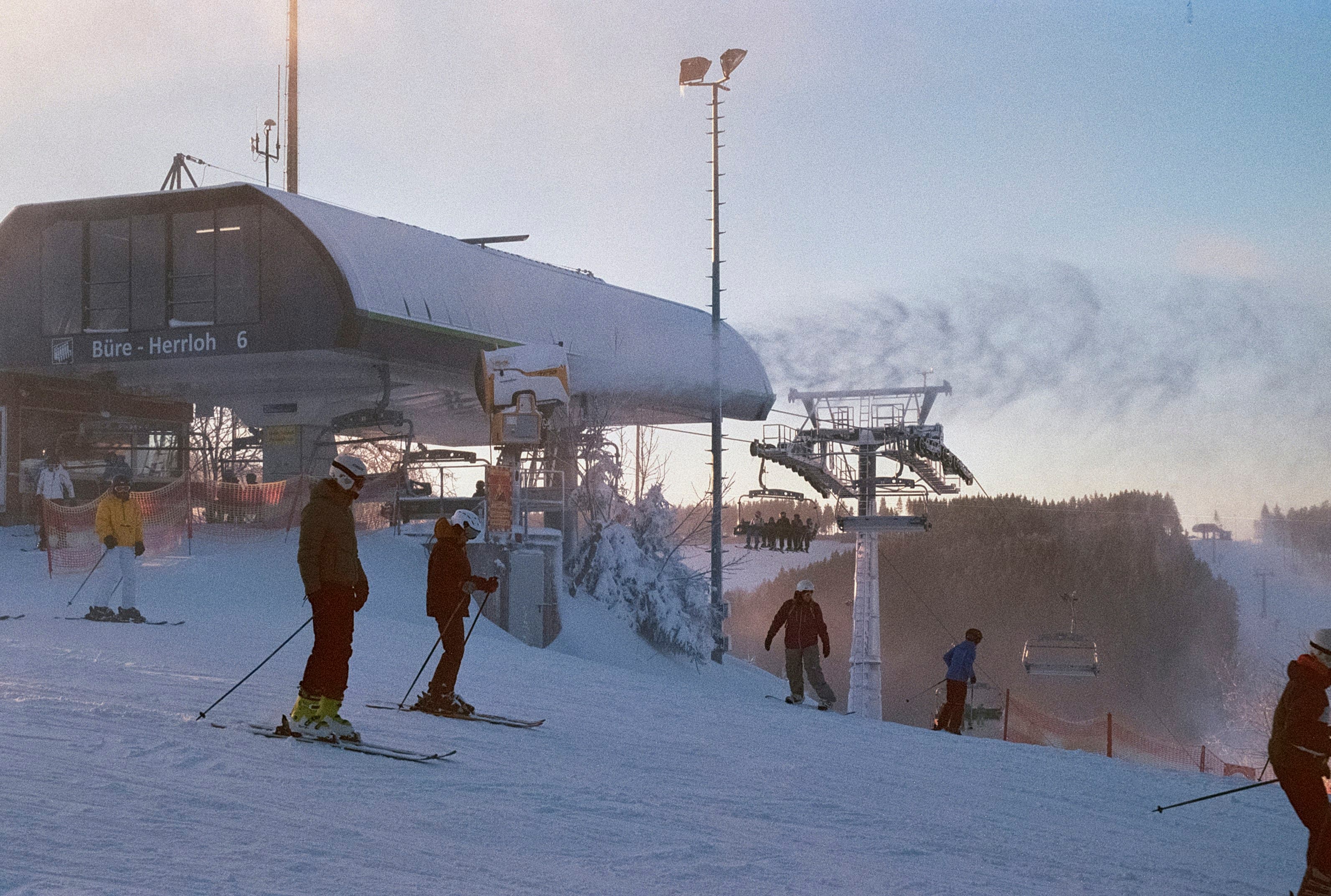Skiërs bij het liftstation op de pistes van Winterberg