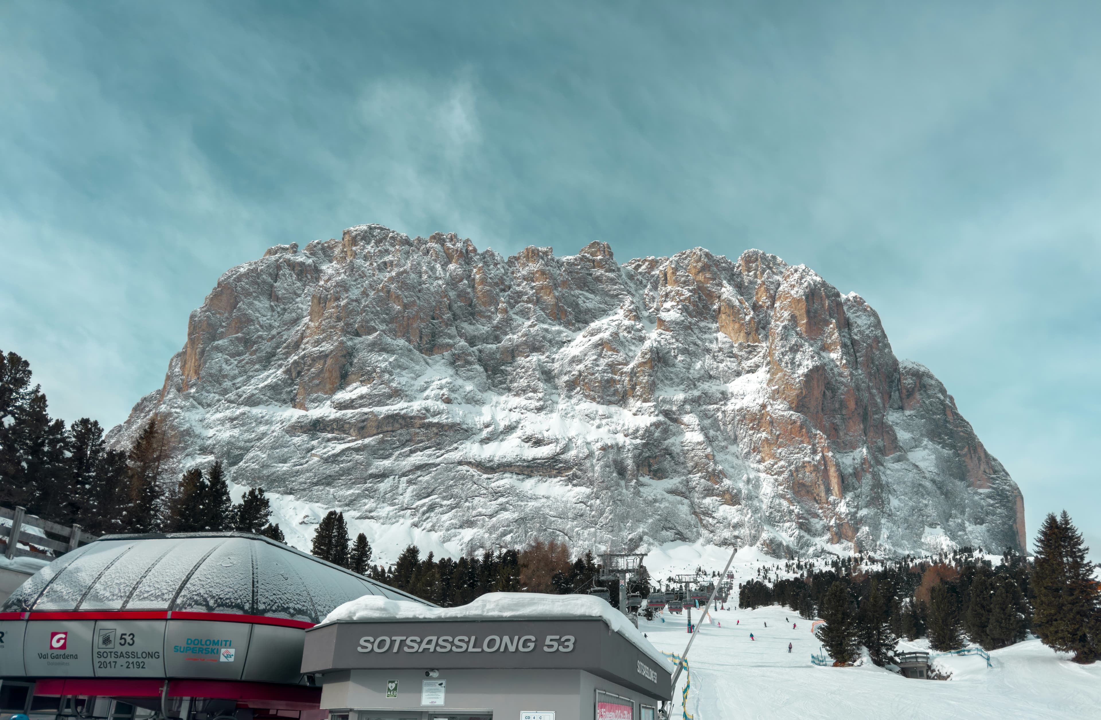 De Langkofel boven een skiliftstation in Val Gardena in de Dolomieten