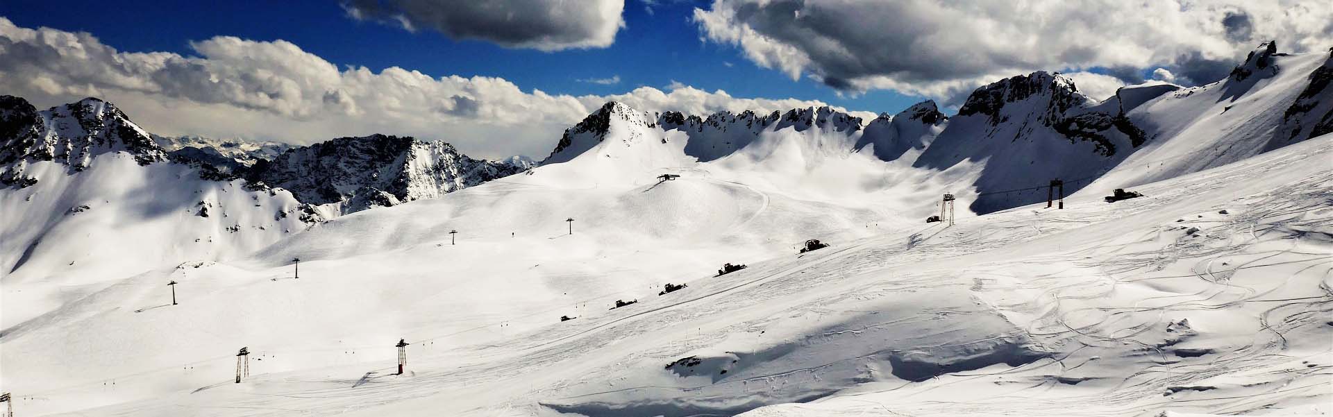 Brede sneeuwvlakte met skiliften hoog in de Duitse Alpen