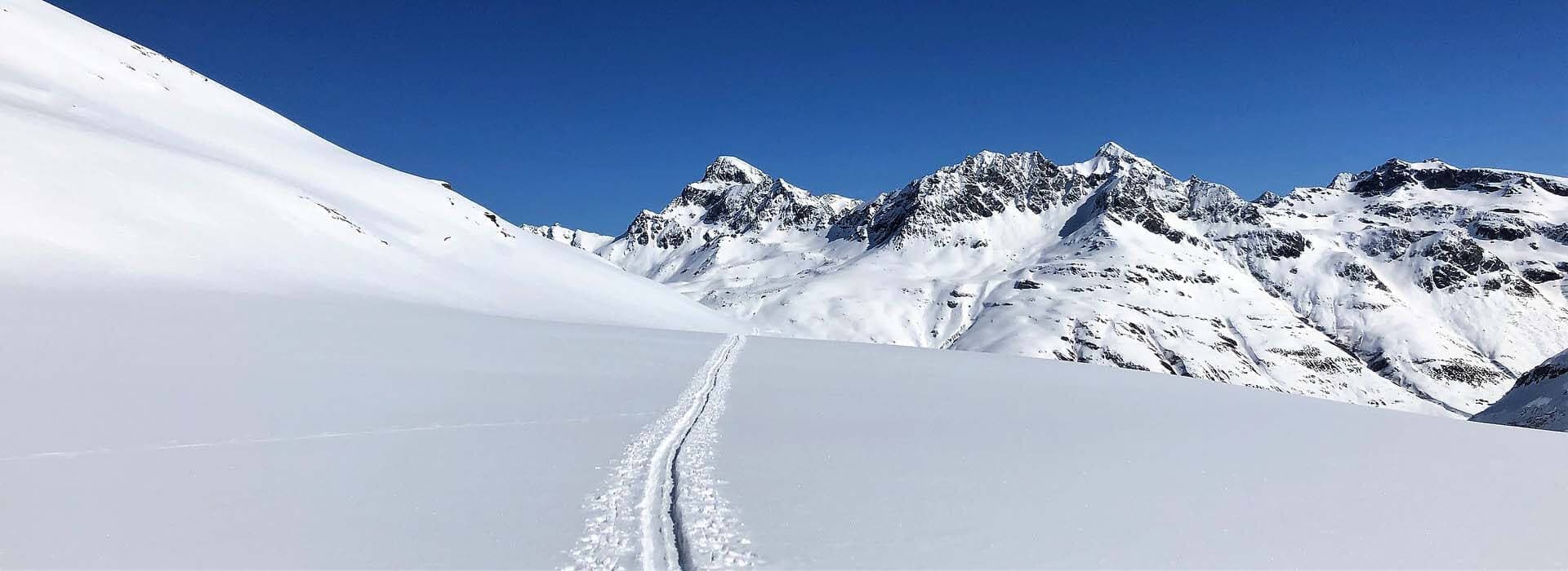 Ongerepte sneeuwhellingen en scherpe bergtoppen in de Zwitserse Alpen