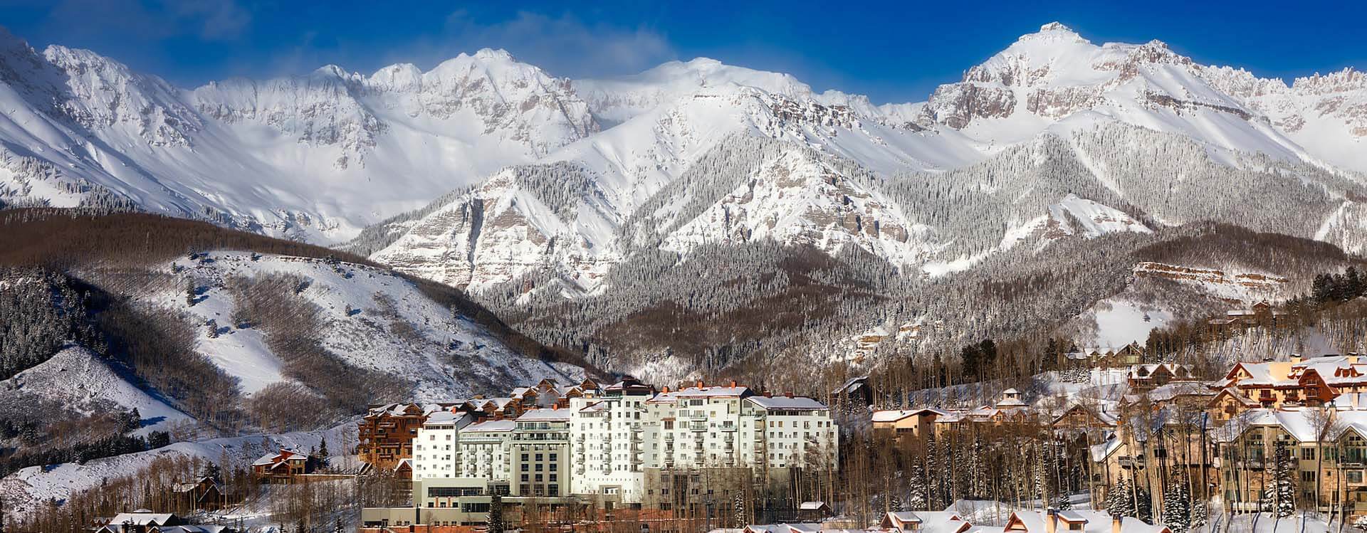 Skidorp Telluride aan de voet van besneeuwde bergen in Colorado