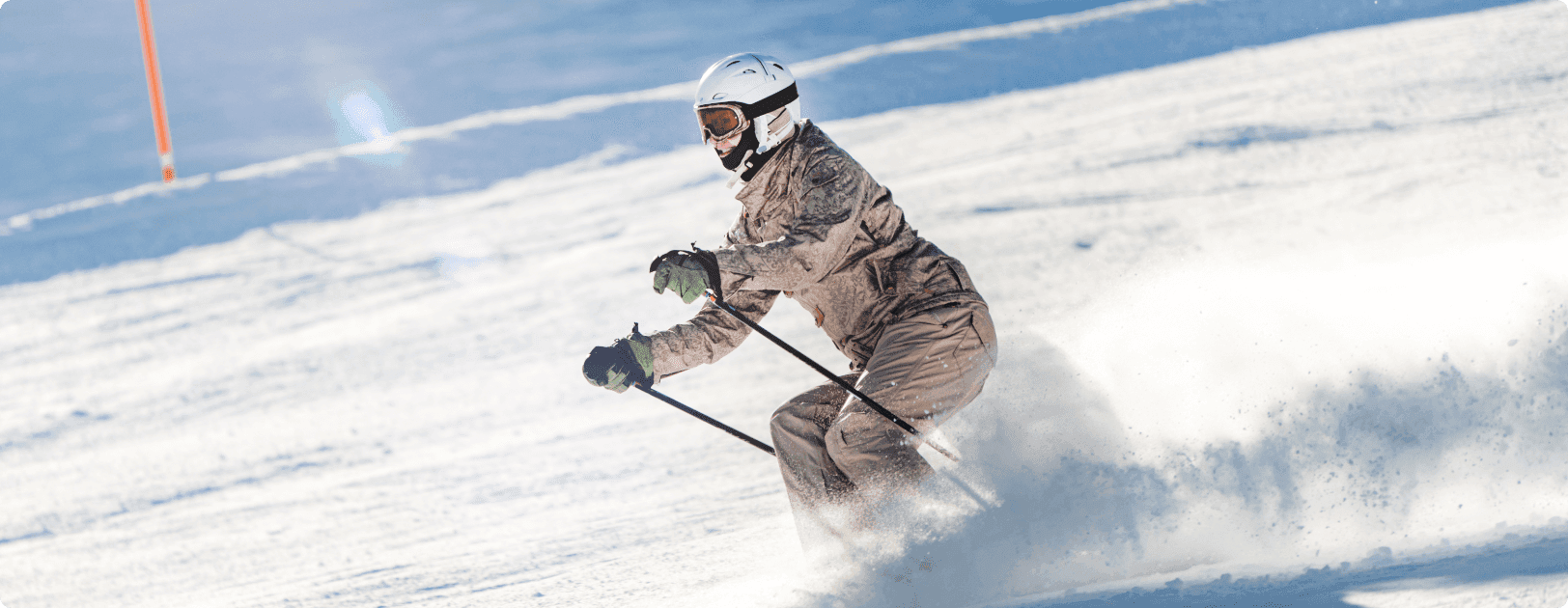 Skiester daalt af over een steile helling