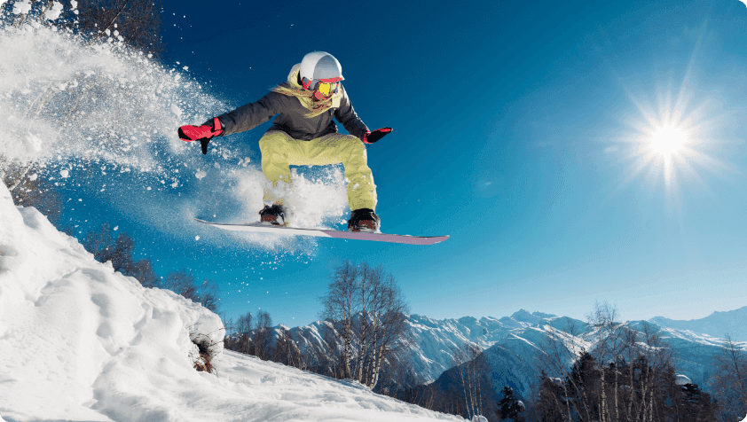 Snowboardster maakt een sprong in de sneeuw