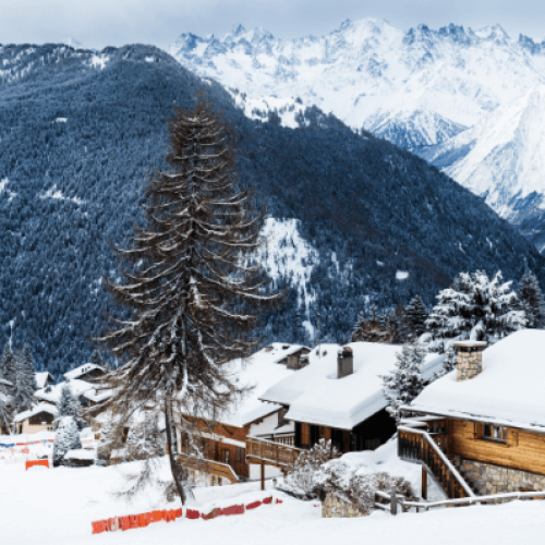 winter-view-on-the-valley-in-swiss-alps-verbier-sw-H64LLCR